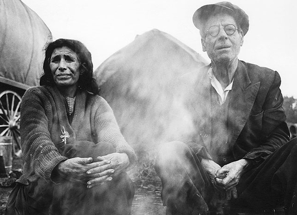 ZP_Julia and Bernie McDonagh_Irish Travellers_photographed by Alen MacWeeney in the 1960s