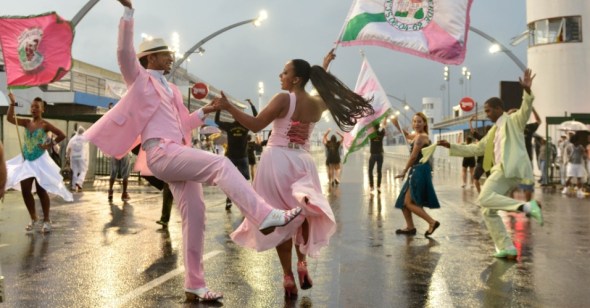 Sob chuva_a escola de samba Morro da Casa Verde faz ensaio técnico para o Carnaval 2013 no Sambódromo do Anhembi_zona norte de São Paulo