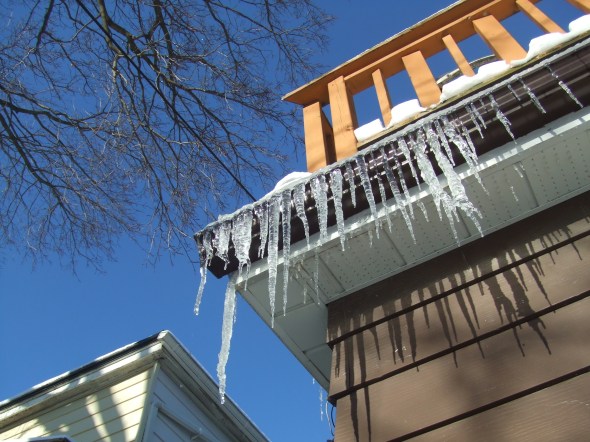 Cuando se forman carámbanos en el tejaroz llega pronto la Primavera.  When icicles form at the eaves Spring can't be far off...Toronto, February 28th, 2013