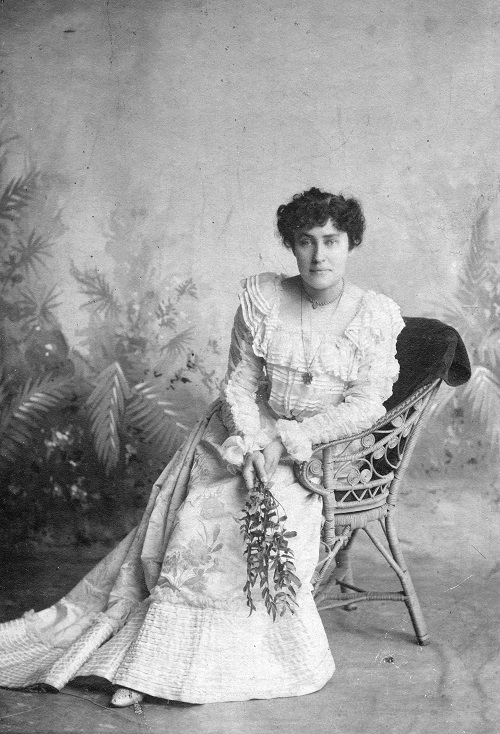 ZP_Studio photographic portrait of Pauline Johnson, 1902