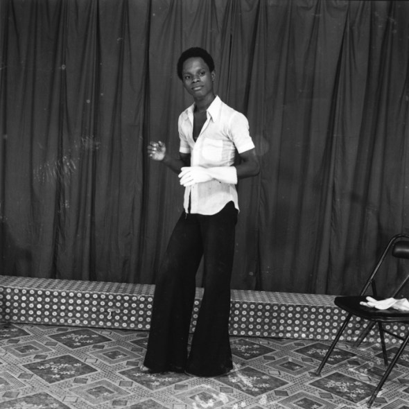 ZP_Samuel Fosso_From the series Autoportraits des années 70_Selfportrait as himself 1