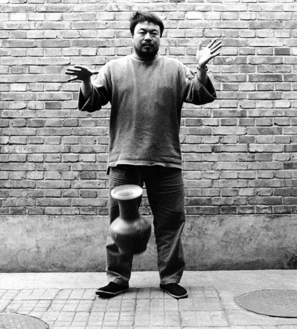 Ai Weiwei dropping a Han Dynasty urn