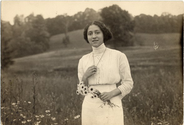 ZP_Mamie Estelle Fearing Scurlock with bouquet_1910_photographer Addison Scurlock