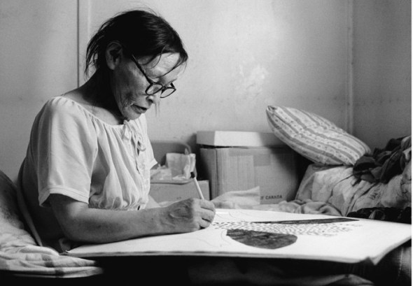 Pitseolak Ashoona at work on a drawing in 1971_photograph by John Reeves