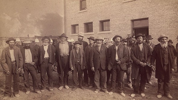 Prisonniers Métis et Amérindiens après la Rebellion du Nord-Ouest en août 1885. À partir de la gauche: Ignace Poitras, Pierre Parenteau, Baptiste Parenteau, Pierre Gariepy, Ignace Poitras Jr., Albert Monkman, Pierre Vandal, Baptiste Vandal, Joseph Arcand, Maxime Dubois, James Short, Pierre Henry, Baptiste Tourond, Emmanuel Champagne, Kit-a-wa-how (Alex Cagen, ex-chef des indiens du Lac Muskeg) 