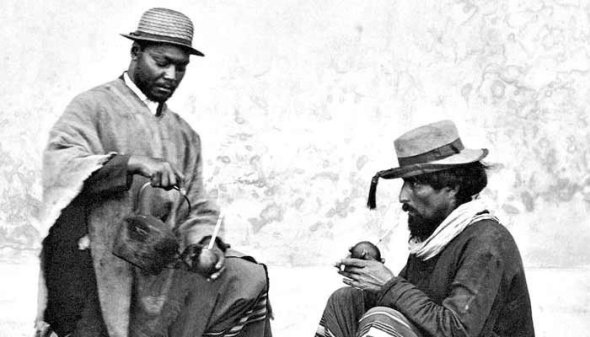 Dos gauchos de La Triple Frontera entre Argentina, Paraguay y Brasil_Bebiendo yerba mate_Vintage photograph of two "gauchos" drinking "yerba mate"