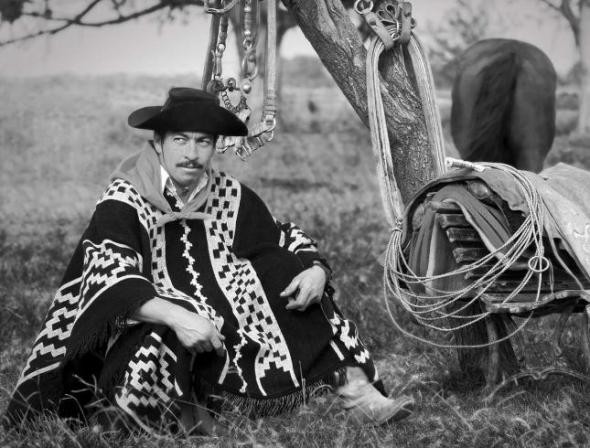 Foto romántica de un gaucho argentino estereotípico_Casi es una versión sudamericana del vaquero tejano. A romantic, stereotypical photograph of an Argentinian "gaucho", the South-American counterpart to the Texas Cowboy.