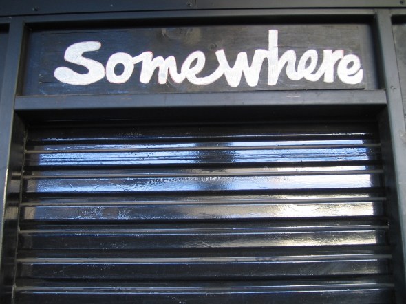 Por ahí, por aquí, en algún lugar...