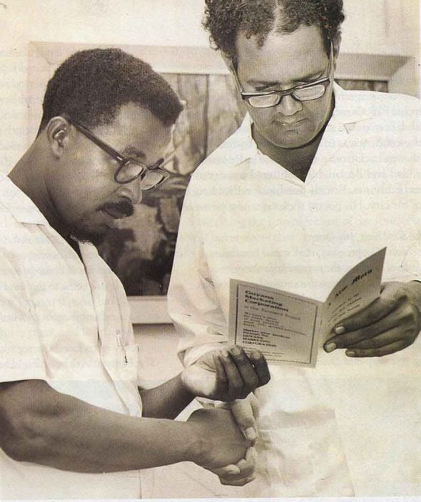 Martin Carter (al derecho) con un poeta-compañero Ernest Perry_Georgetown, Guyana
