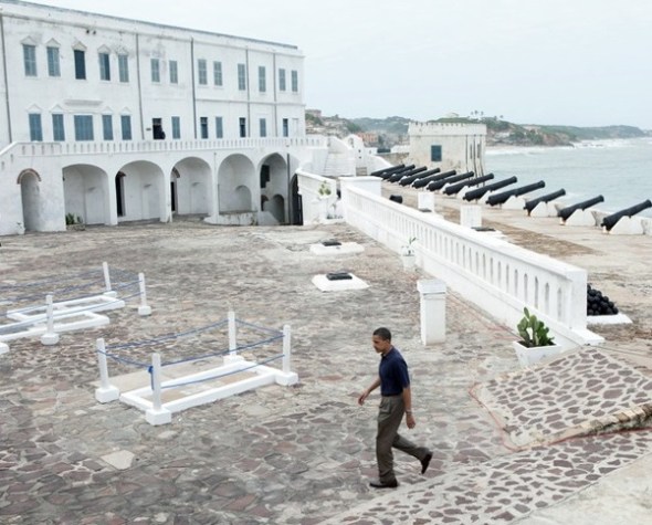 Barack Obama at the Cape Coast Castle in Accra, Ghana, 2009. Photo by Pete Souza. Barack Obama durante su visita a la Fortaleza de la Costa del Cabo en Accra, Ghana, 2009. Foto de Peter Souza. 