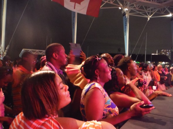 La joyeuse foule durant le spectacle-musicale “zouk” à Harbourfront, Toronto_02 août 2015