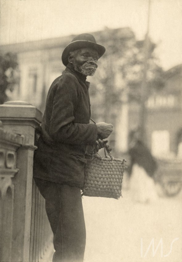 Vincenzo Pastore, photogapher_Agéd man on Rua São João in São Paulo_circa 1910