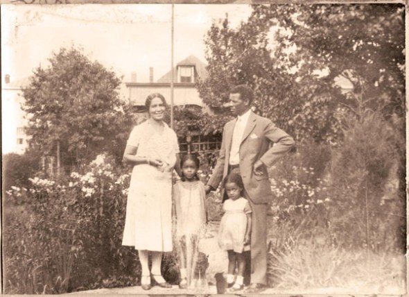 La poetisa Anne Spencer con su marido Edward y dos nietas_Lynchburg, Virginia, EE.UU._hacia 1930 / Poet Anne Spencer and her husband Edward in their Lynchburg, Virginia garden with two of their grandchildren_circa 1930