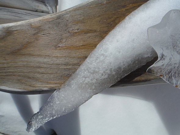 Nieve y hielo en un sillón Muskoka_Snow and ice on a Muskoka chair_Toronto Canadá_5 de abril de 2016