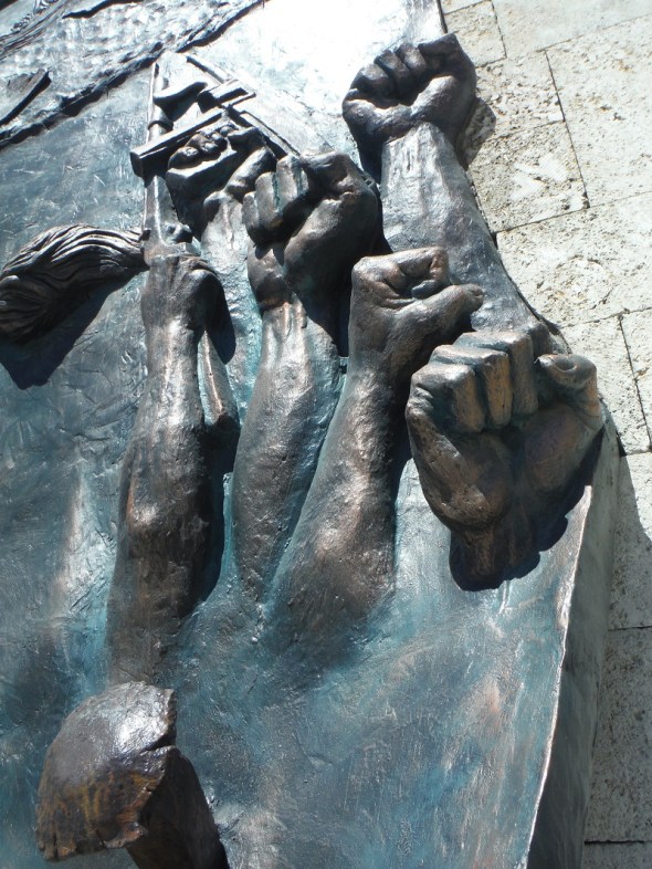 Detalle de un mural en hierro y bronce sobre el cuento histórico del pueblo cubano_Plaza Marqueta_Holguín_Cuba_mayo de 2016