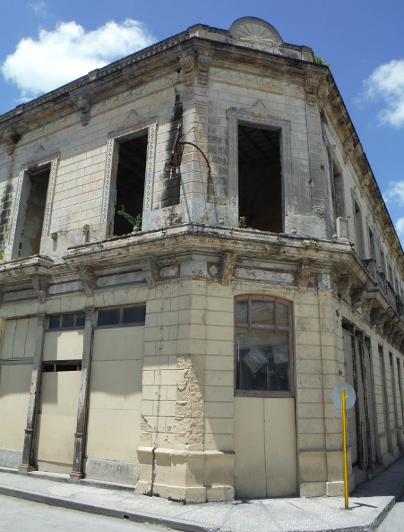 Edificio deteriorado_Holguín_Cuba_mayo de 2016