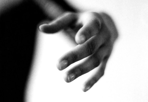 foto escala de grises_de una mano_© jakota de_ galleryhip dot com