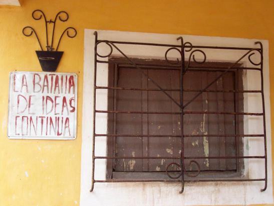 "The battle of ideas continues..." / "La batalla de ideas continua..." Foto © Peter W. Davies_Cuba 2011