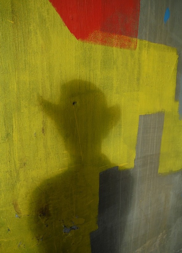 Mi sombra_bajo del puente ferrocarril_cerca de las calles de Logan y Gerrard_Toronto_4 de junio de 2016