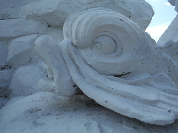 Un delfín de revoque adornado un pabellón sobre la costa Holguín de Cuba_Playa Esmeralda_mayo de 2016